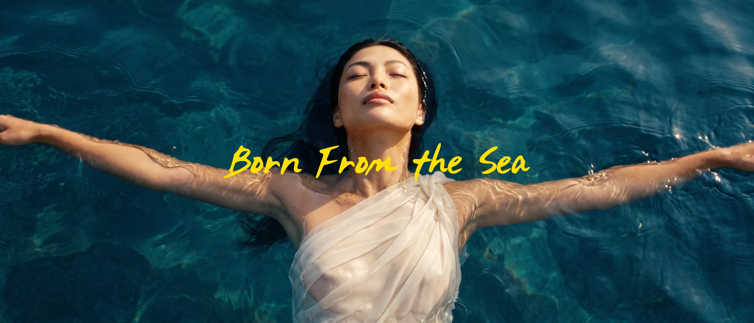 바다 위에 떠 있는 AI 뮤즈와 Born From the Sea 타이틀 키비주얼